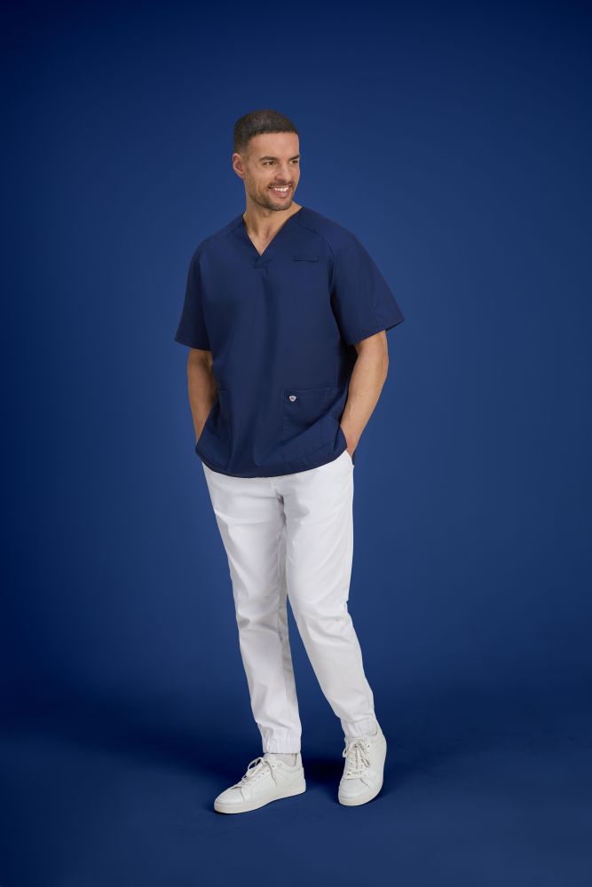 Pfleger in blauem Kasack und weißer Hose von BP.